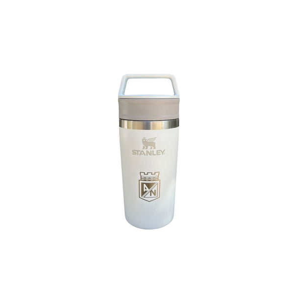 MUG VIAJERO STANLEY BLANCO ESCUDO - 12OZ